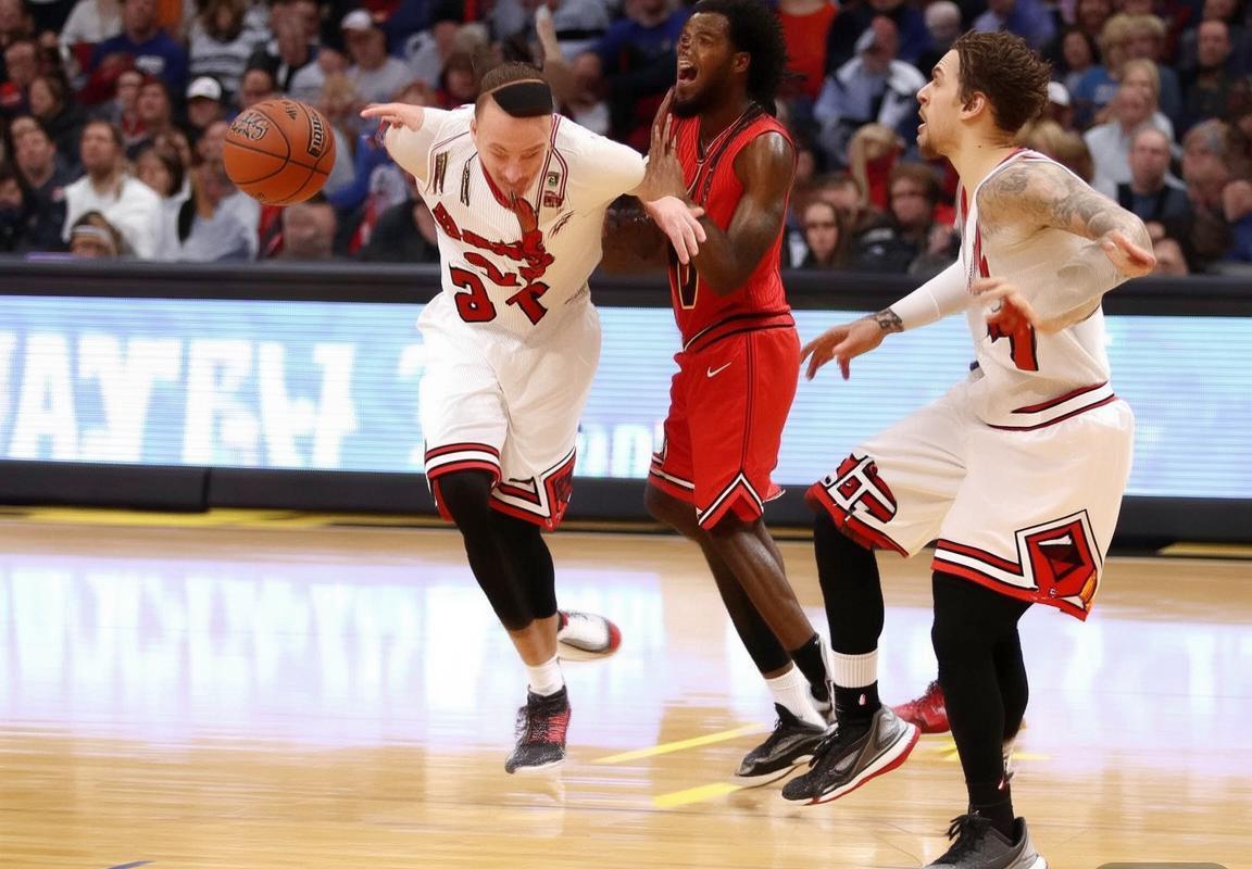 公牛队胜骑士队，NBA季后赛中亚历克斯·卡鲁索锁死多诺万·米切尔成关键